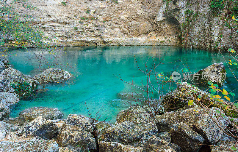 普罗旺斯的自然地标:Fontaine de Vaucluse